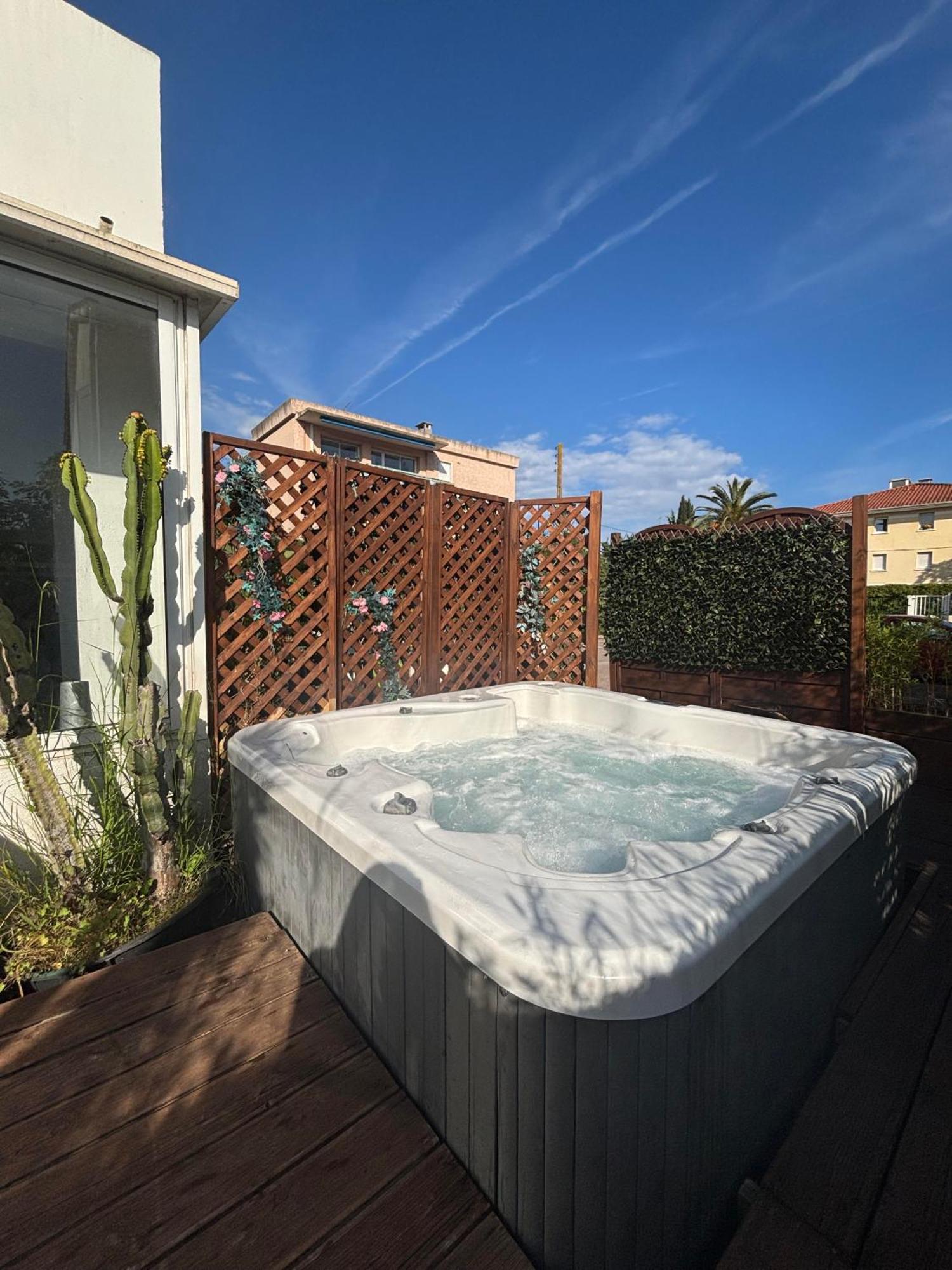 Hotel Sable Et Soleil - Port, Plage Et Jacuzzi Prive Fréjus エクステリア 写真