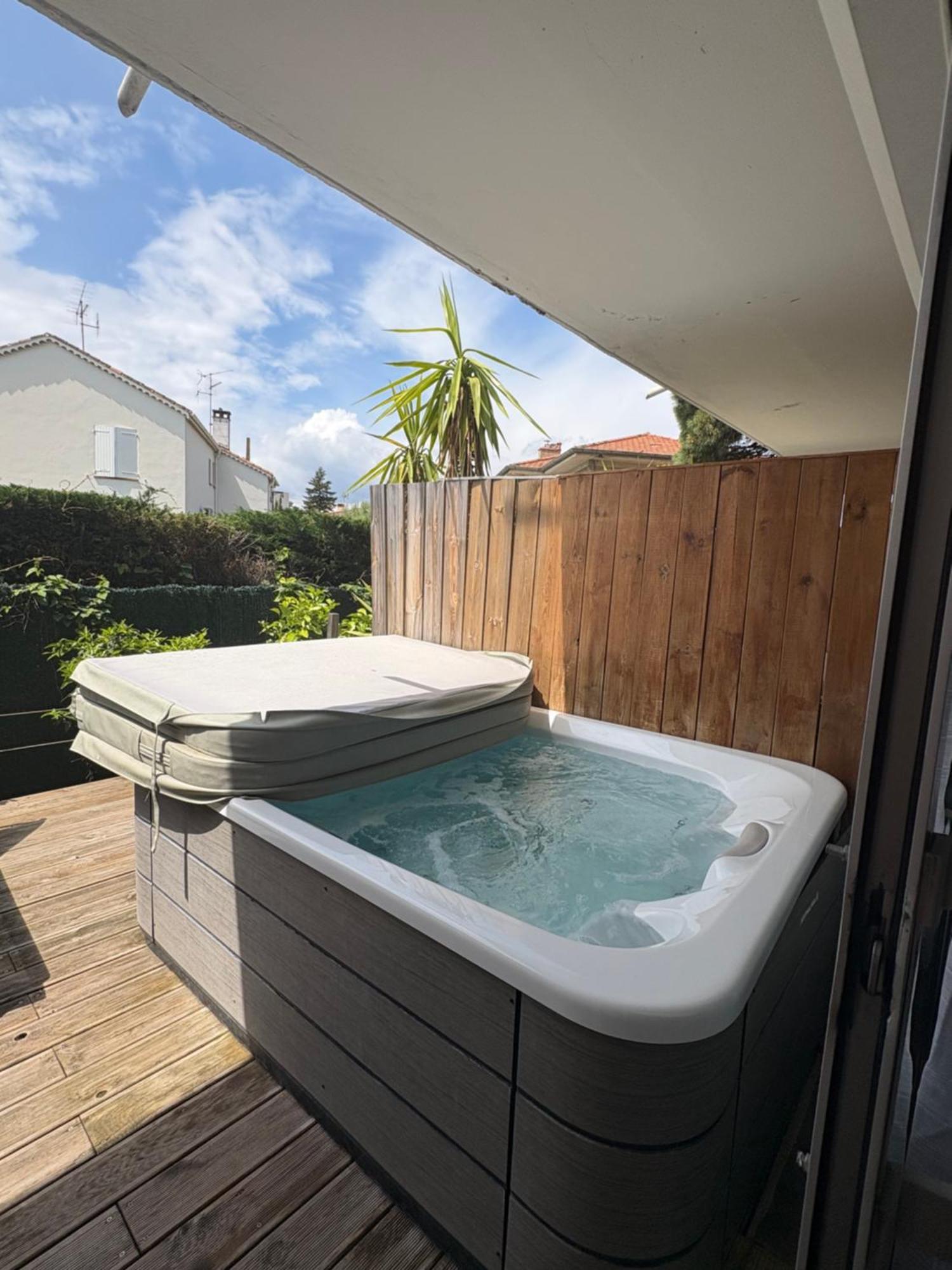 Hotel Sable Et Soleil - Port, Plage Et Jacuzzi Prive Fréjus エクステリア 写真