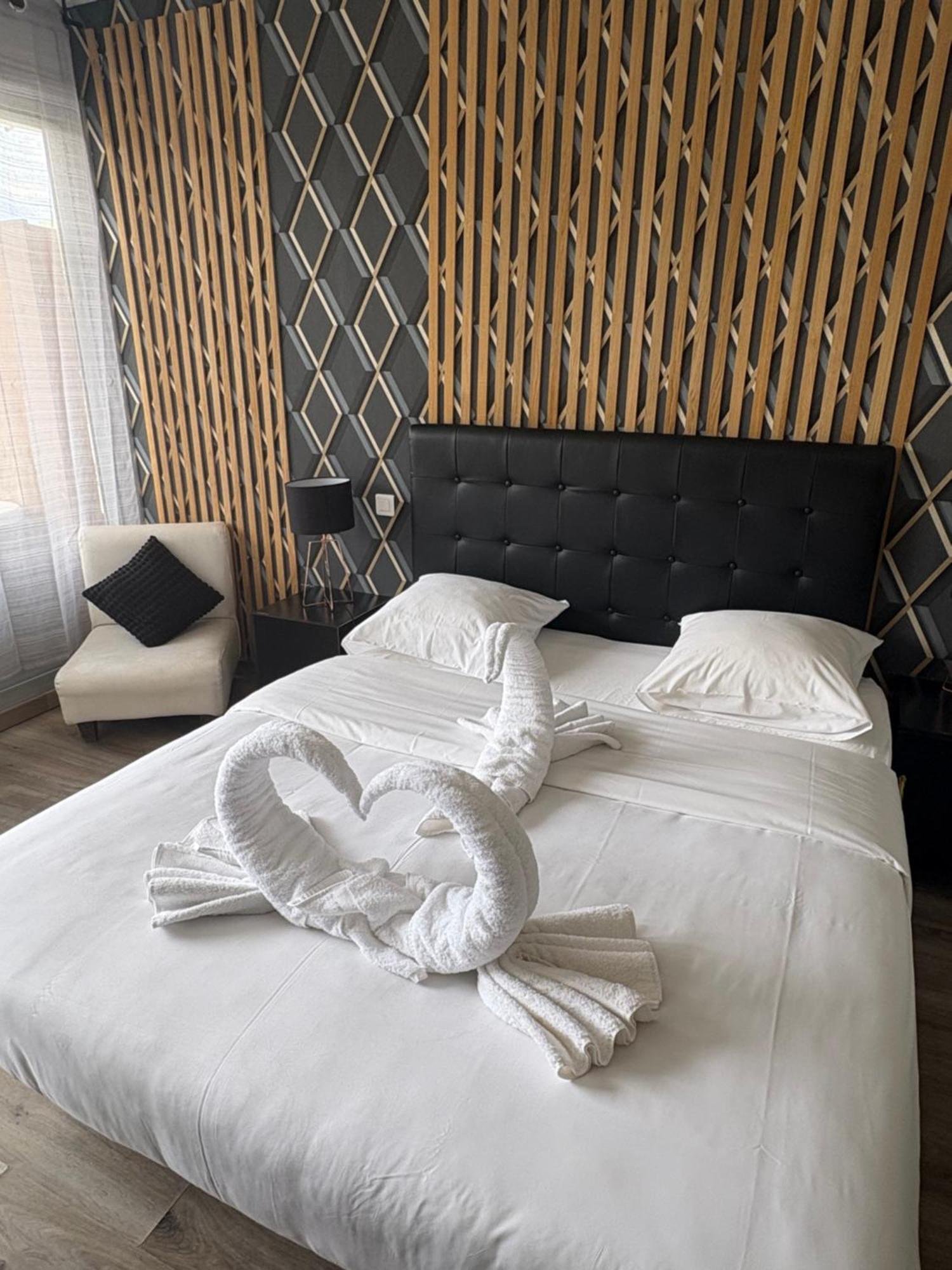 Hotel Sable Et Soleil - Port, Plage Et Jacuzzi Prive Fréjus エクステリア 写真